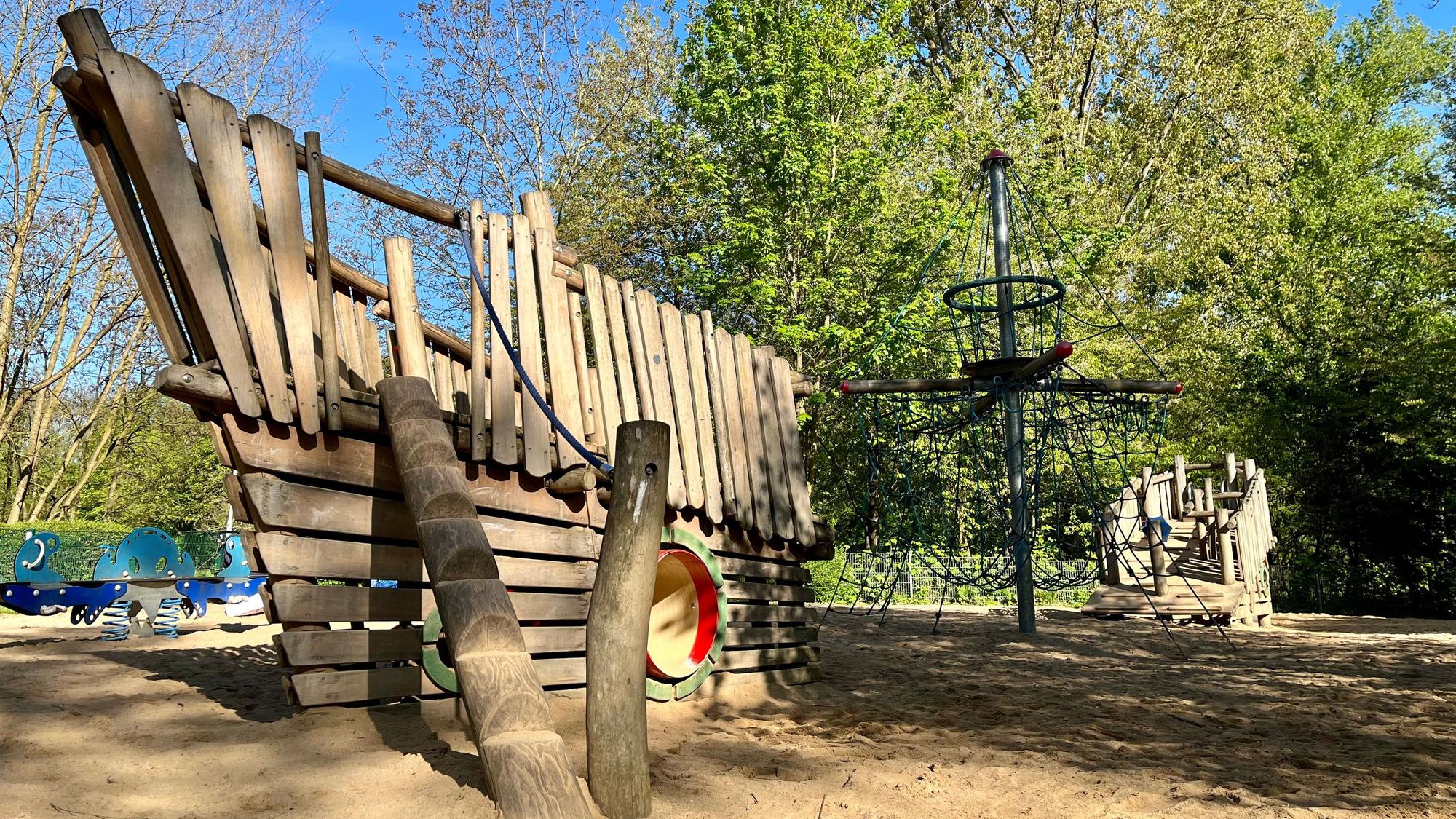 Piratenschiff auf einem Spielplatz
