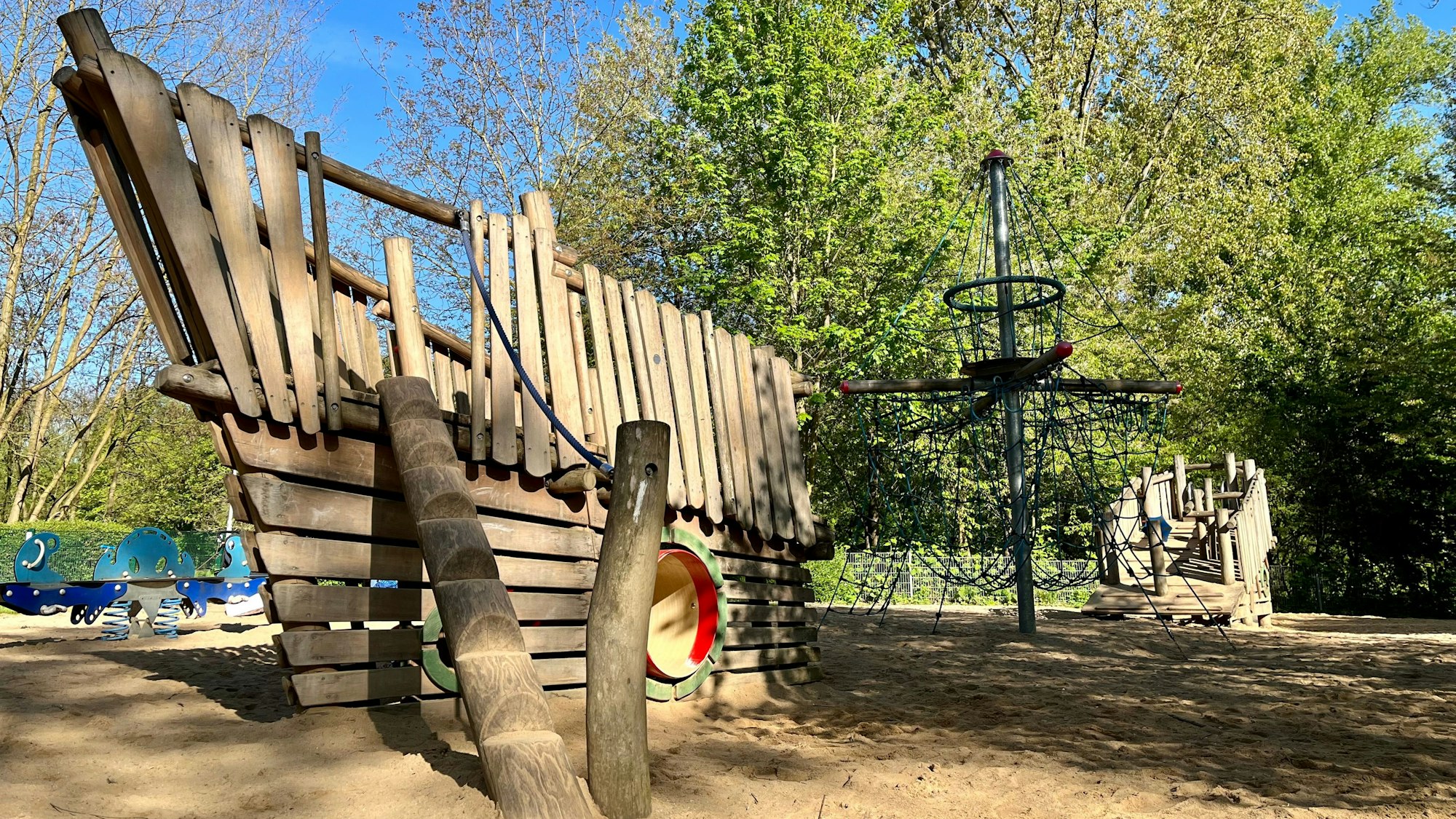 Piratenschiff auf einem Spielplatz