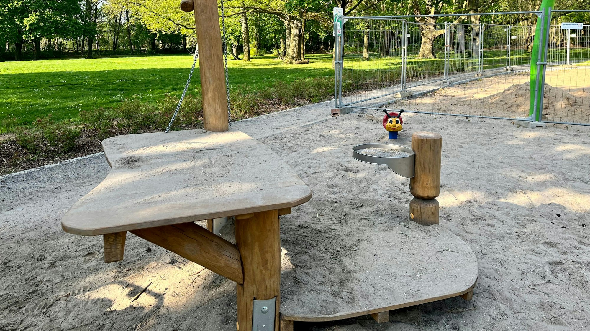 Holztisch in Rollstuhlhöhe auf einem Spielplatz