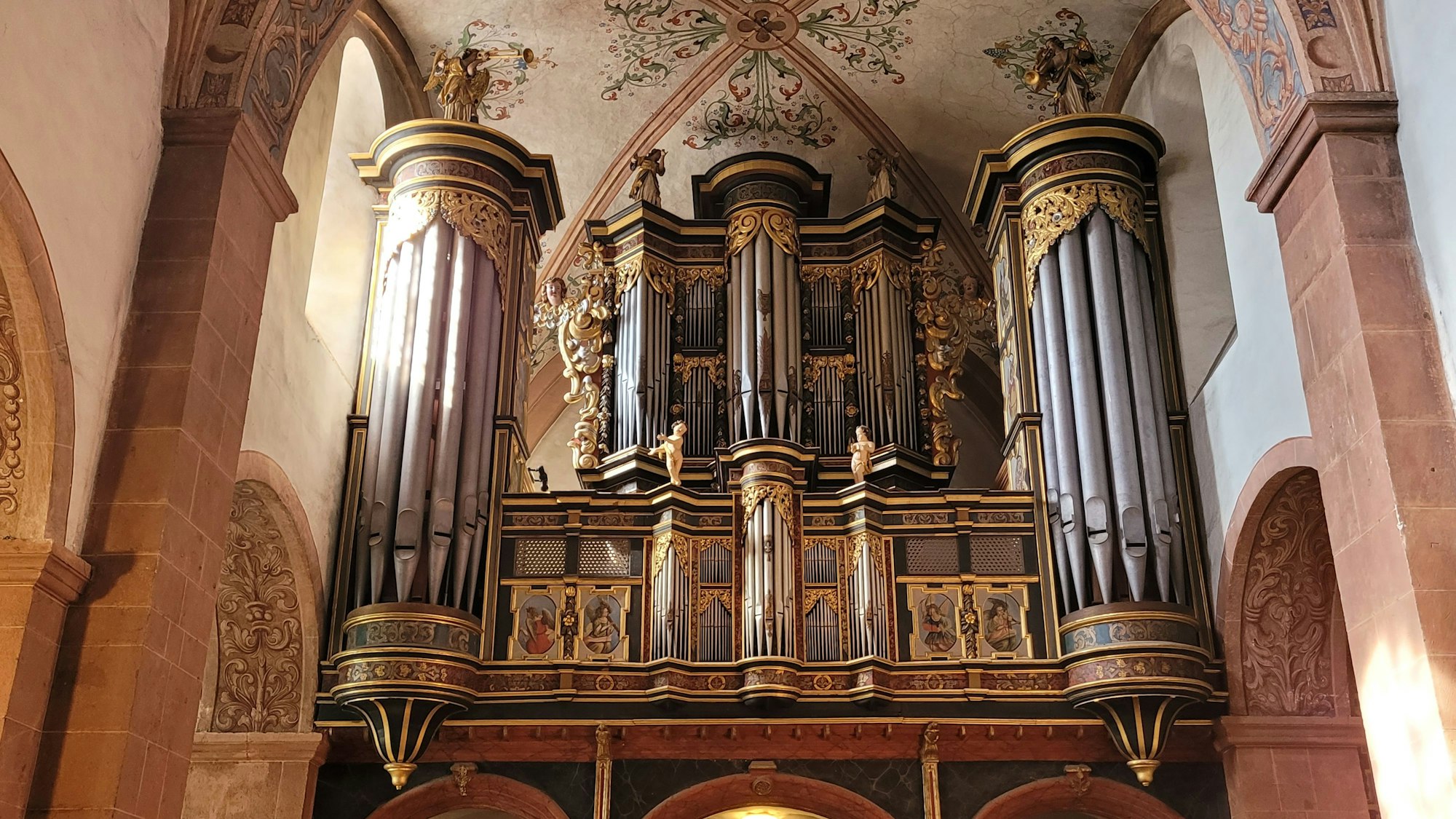 Blick auf die historische König-Orgel.