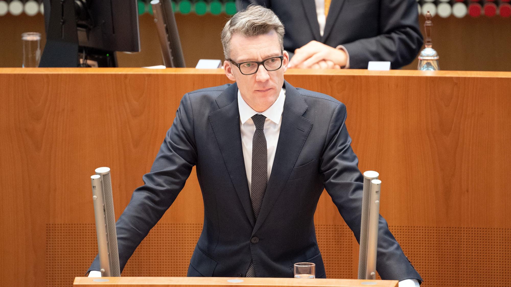 Sven Wolf (SPD) spricht im Landtag. Zunehmende Anfeindungen und Übergriffe gegen Amts- und Mandatsträger sowie Journalisten sind Thema für eine Aktuelle Stunde des Düsseldorfer Landtags. +++ dpa-Bildfunk +++
