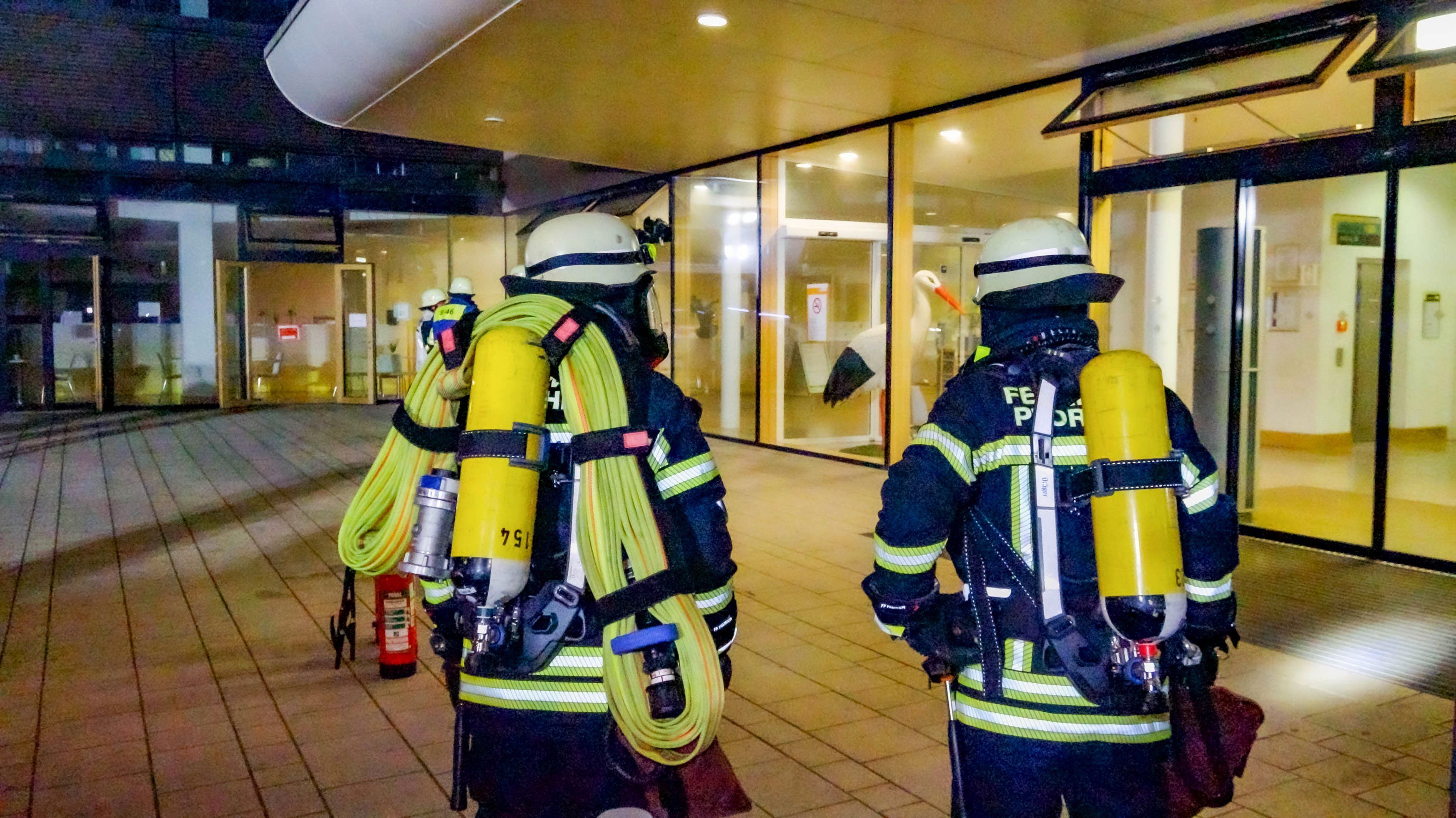 Einsatz in Pforzheim, Baden-Württemberg: Feuerwehrleute stehen vor der Klinik, in der am Dienstagabend ein Brand ausgebrochen war. Am Mittwoch wurde klar, dass bei dem Feuer ein fixierter Patient gestorben ist.