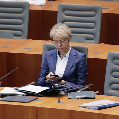Dorothee Feller (CDU), Bildungsministerin von Nordrhein-Westfalen, verfolgt die Plenarsitzung im Landtag von Nordrhein-Westfalen.