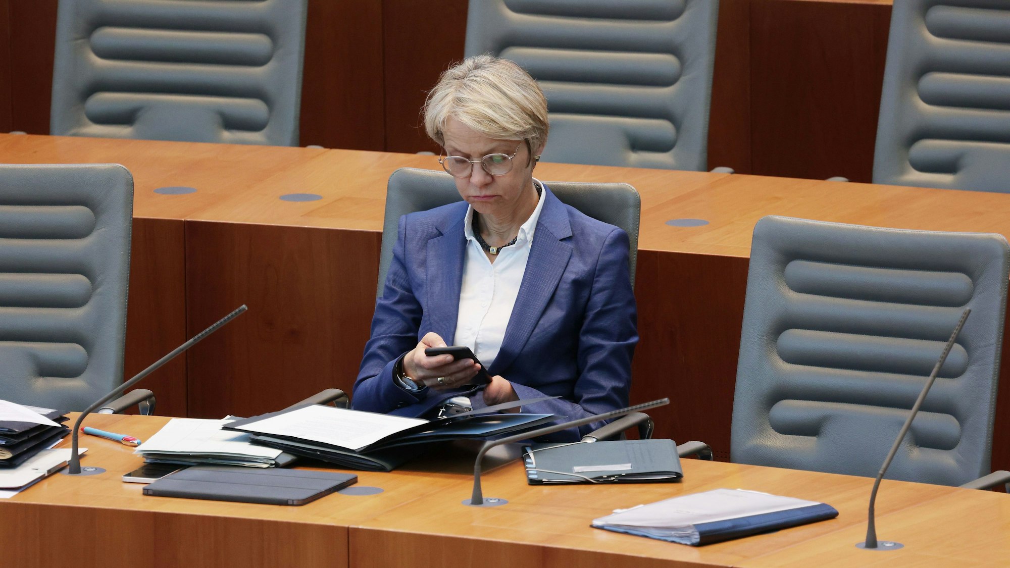 Dorothee Feller (CDU), Bildungsministerin von Nordrhein-Westfalen, verfolgt die Plenarsitzung im Landtag von Nordrhein-Westfalen.