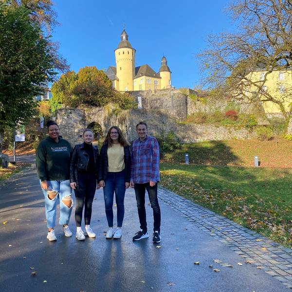 Die Projektgruppe Yvonne Besong, Lae Conrads, Mira Krings und Christian Stinn vor Schloss Homburg.