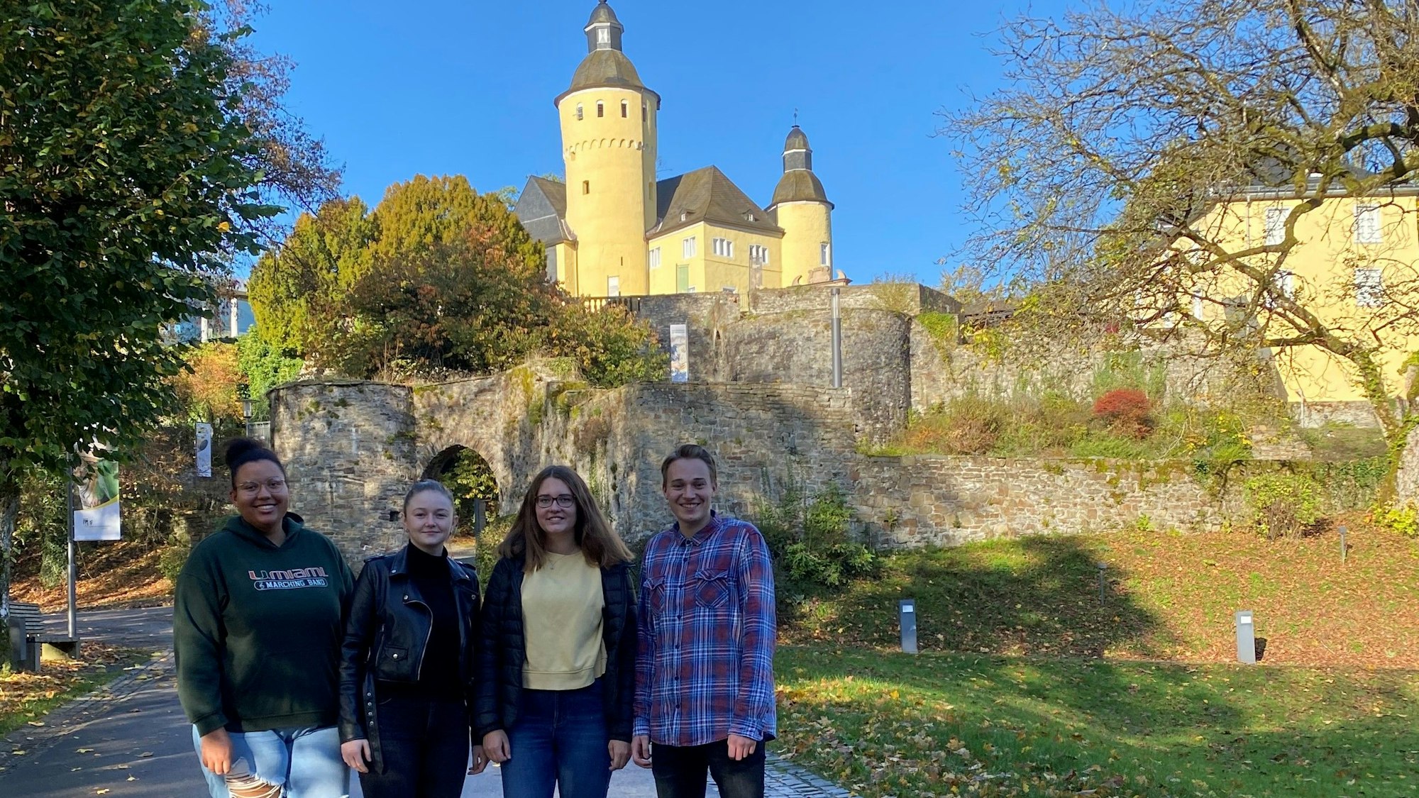 Die Projektgruppe Yvonne Besong, Lae Conrads, Mira Krings und Christian Stinn vor Schloss Homburg.