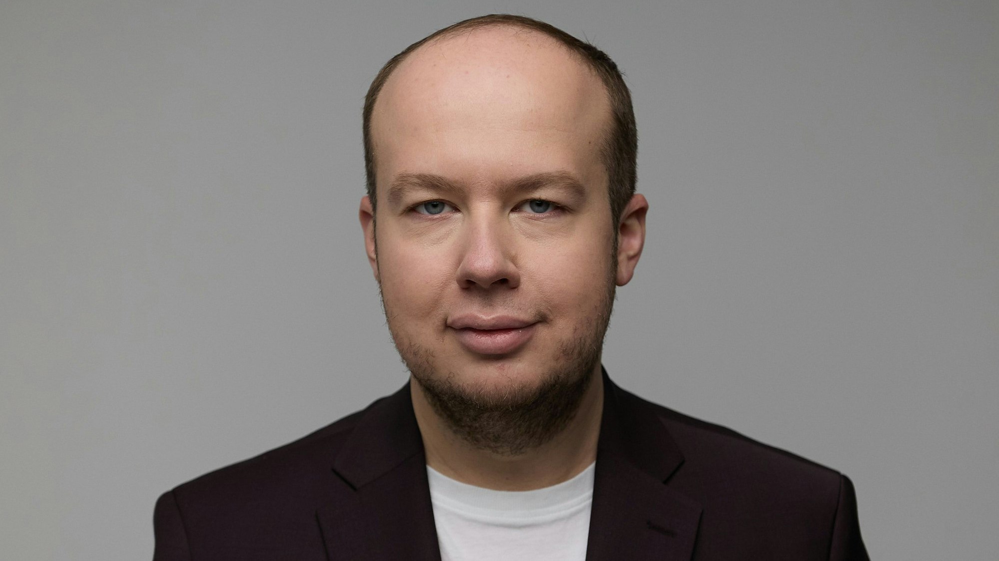 Porträt von Georgy Alburov, Investigativjournalist, der die Anti-Korruptions-Stiftung von Alexej Nawalny leitete, bis diese verboten wurde.