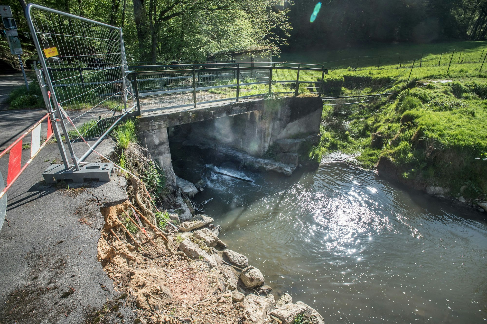 Murbachbach-Flutschaden an der Wietscher Mühle in Leichlingen. Brücke wird von der Stadt Leverkusen erneuert . Foto: Ralf Krieger