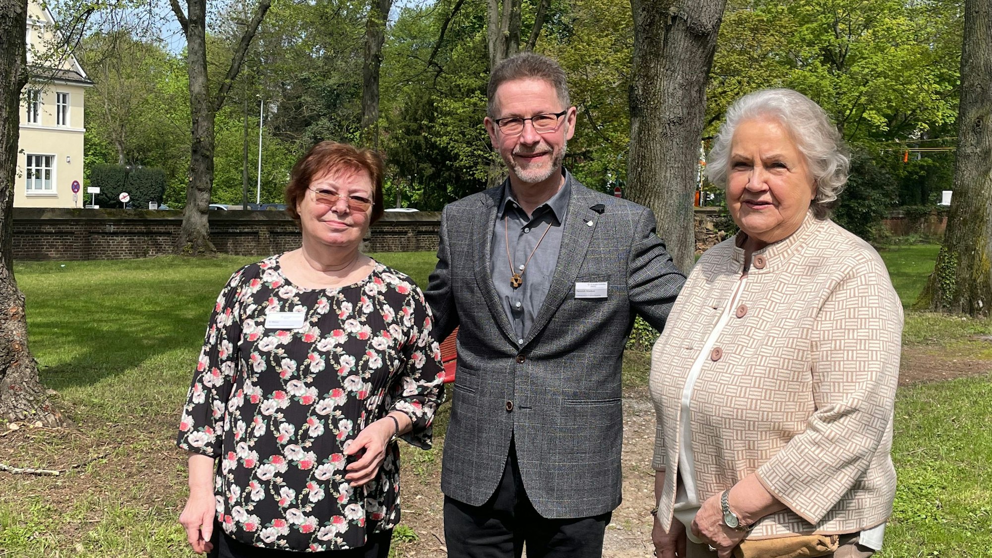 Rosemarie Weber (v.l.n.r.), Heinrich Streibon und Christel Stankovic der Krankenhaushilfe im St. Remigius Krankenhaus.