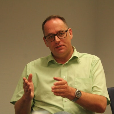 Andreas Lipp (SPD) trägt eine Brille, eine Armbanduhr und ein grünes Hemd und gestikuliert.