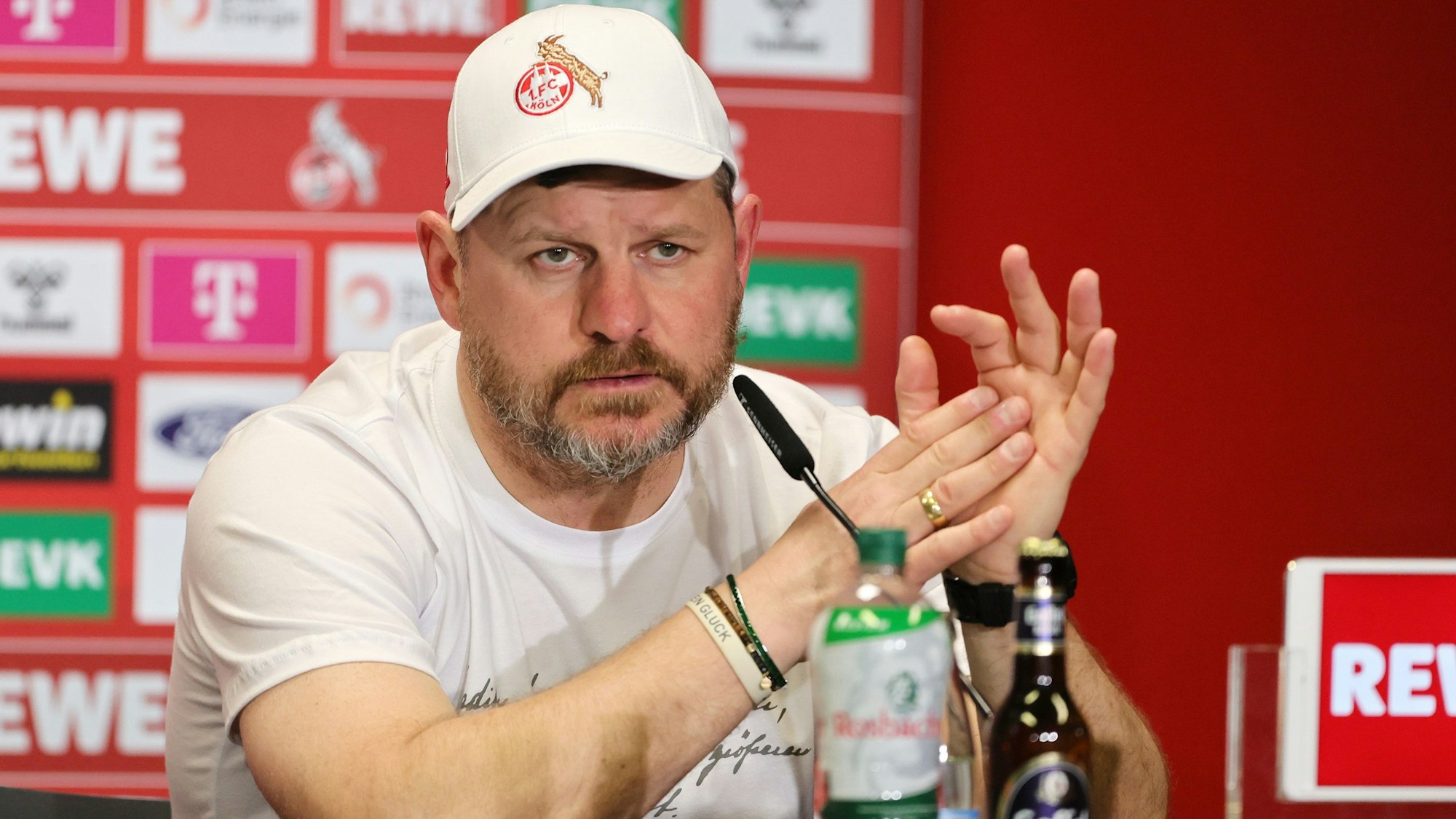 Steffen Baumgart auf einer Pressekonferenz des 1. FC Köln