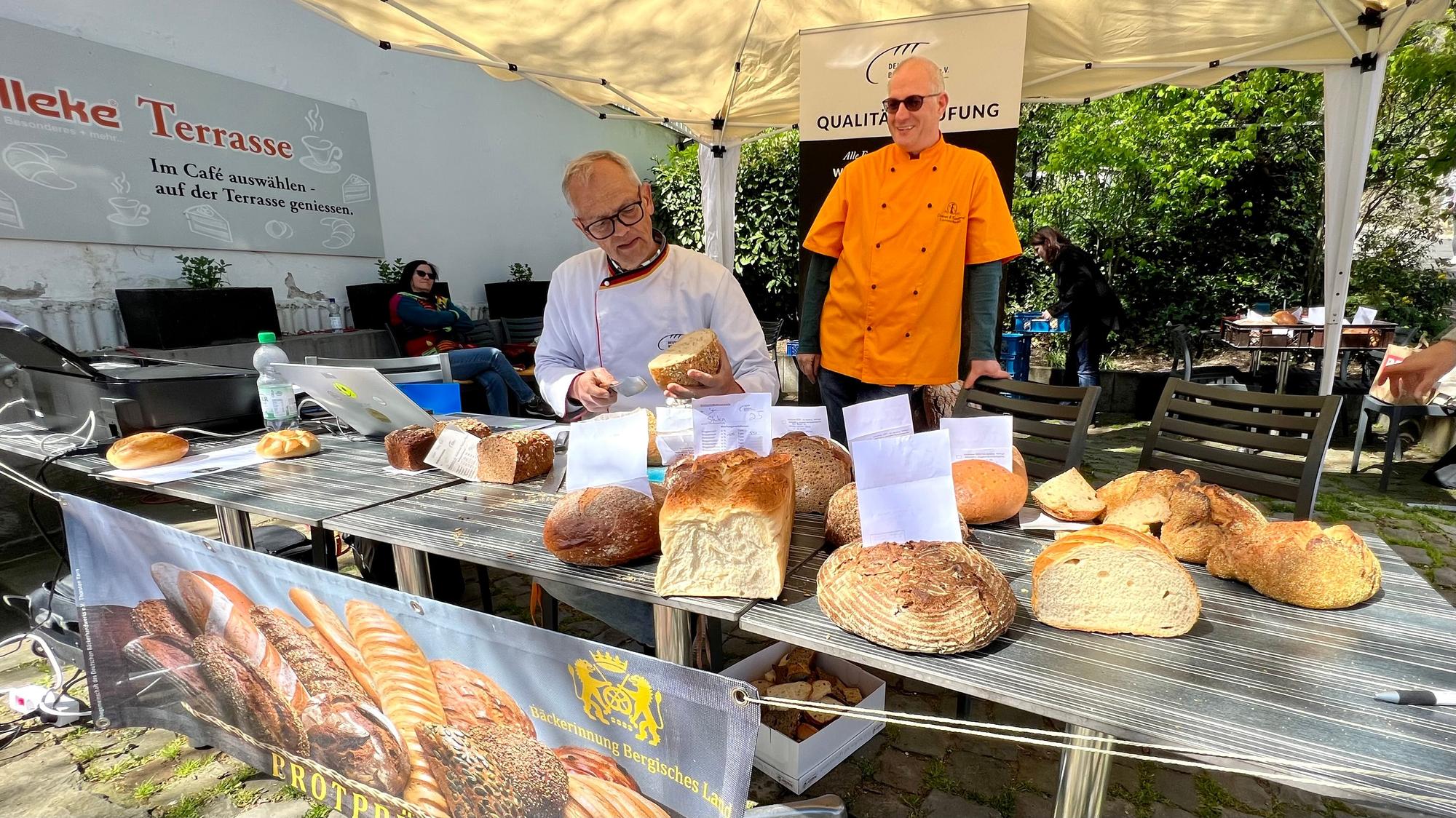 Brotprüfer Karl-Ernst Schmalz vom Deutschen Brotinstitut bewertet in Leichlingen Brote des Schlebuscher Bäckers Georg Barmscheidt