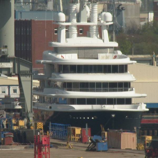 03.05.2023, Hamburg: Die Luxusjacht «Luna» liegt im Hamburger Hafen.