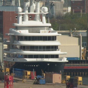 03.05.2023, Hamburg: Die Luxusjacht «Luna» liegt im Hamburger Hafen.