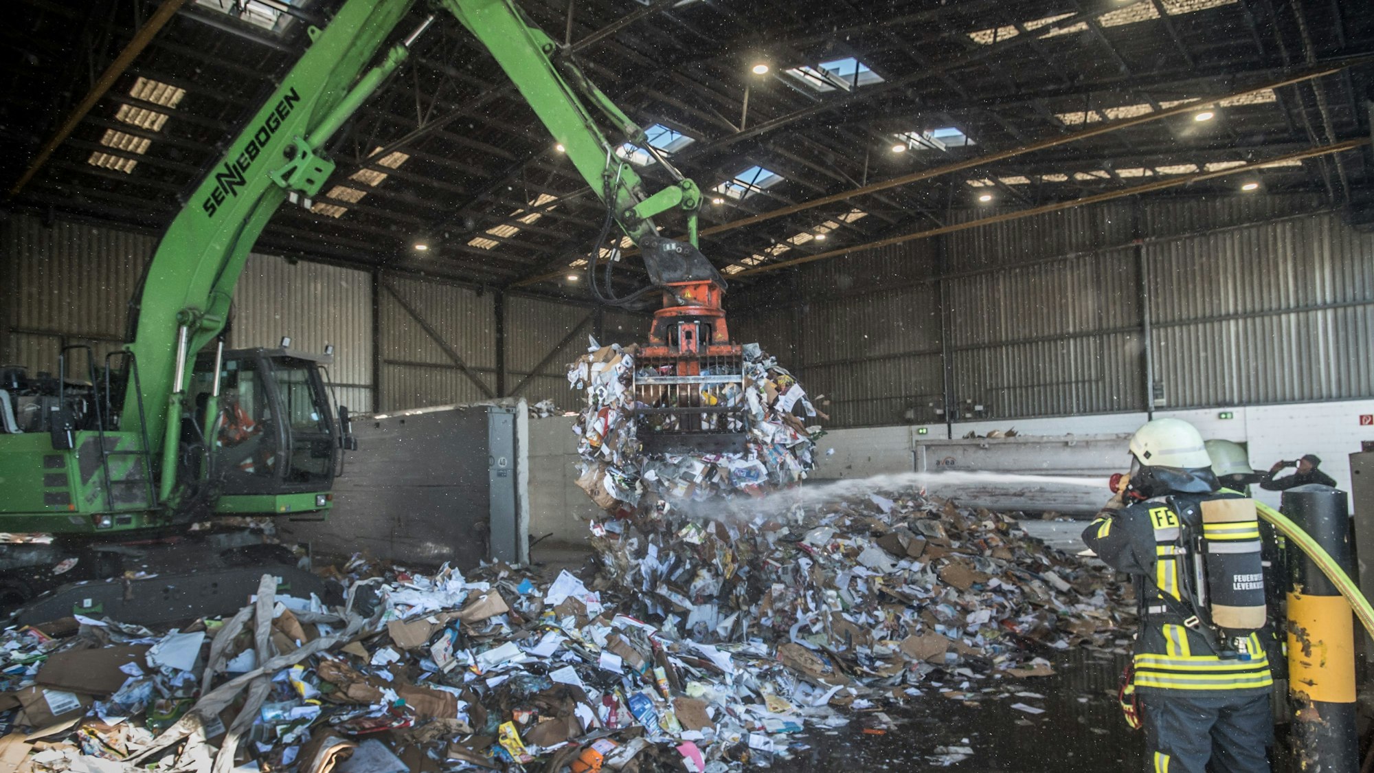 Altpapier brannte bei der Avea in einer Lagerhalle an der Borsigstraße. Foto: Ralf Krieger