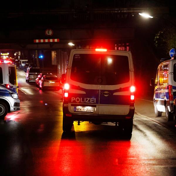 Einsatzwagen der Polizei stehen an einer Unterführung. Symbolfoto.