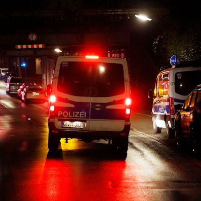 Einsatzwagen der Polizei stehen an einer Unterführung. Symbolfoto.