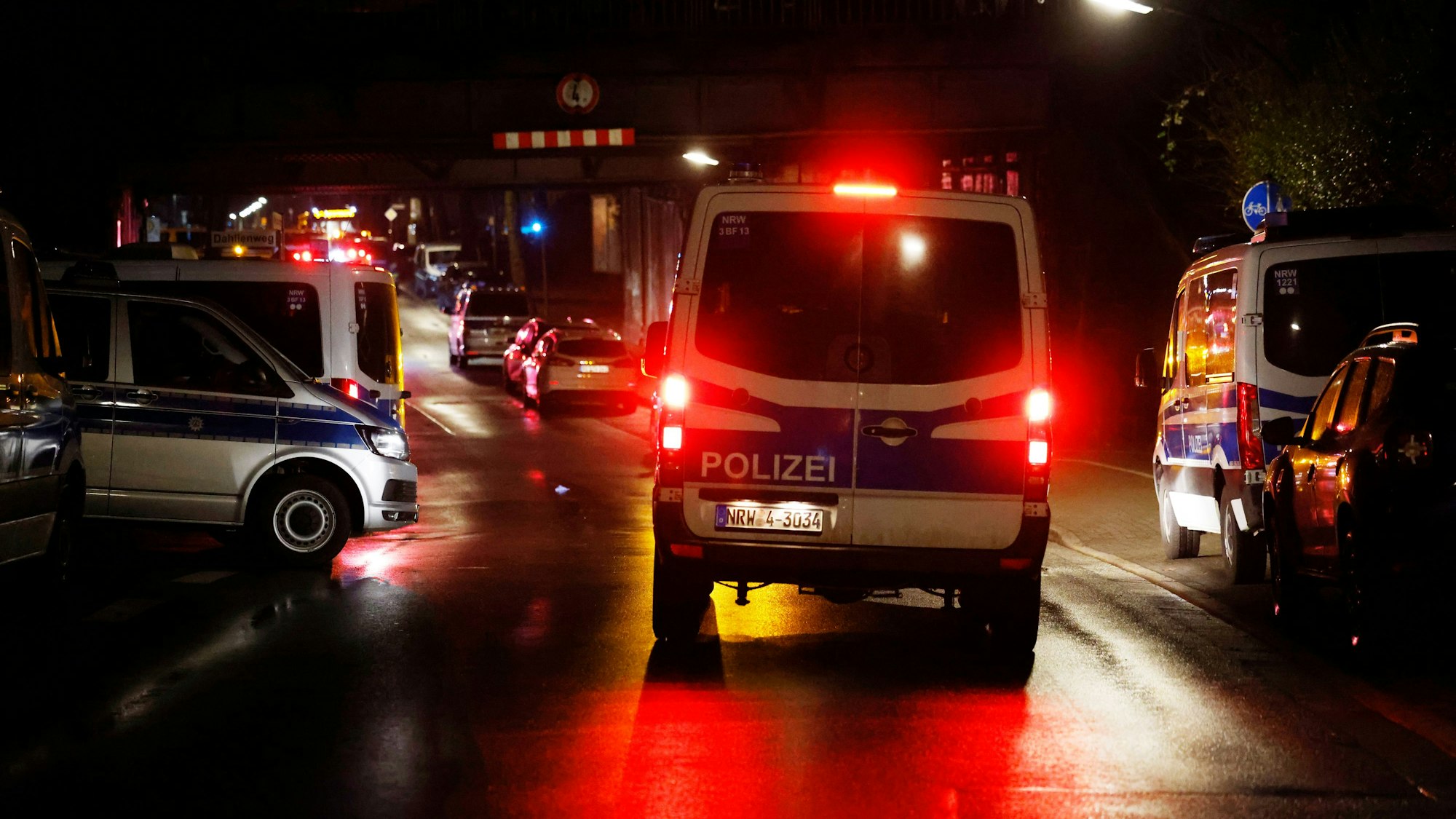 Einsatzwagen der Polizei stehen an einer Unterführung. Symbolfoto.