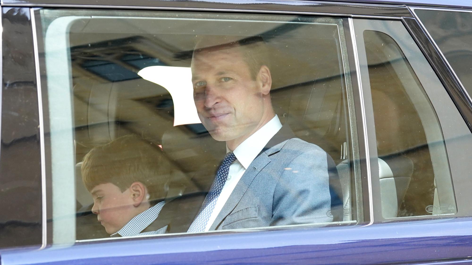 Prinz Louis (l) und William, Prinz von Wales, verlassen Westminster Abbey nach einer Probe für die Krönung von König Charles III.