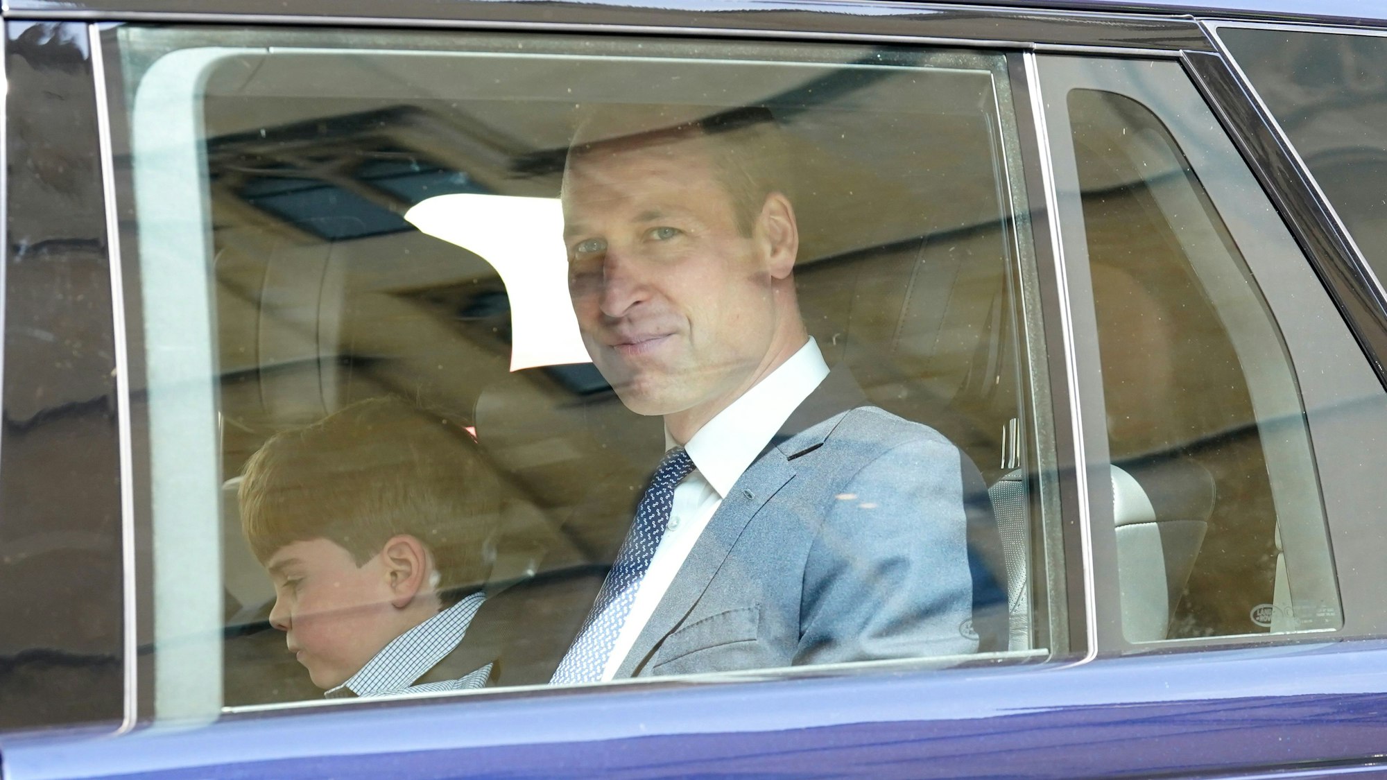 Prinz Louis (l) und William, Prinz von Wales, verlassen Westminster Abbey nach einer Probe für die Krönung von König Charles III.