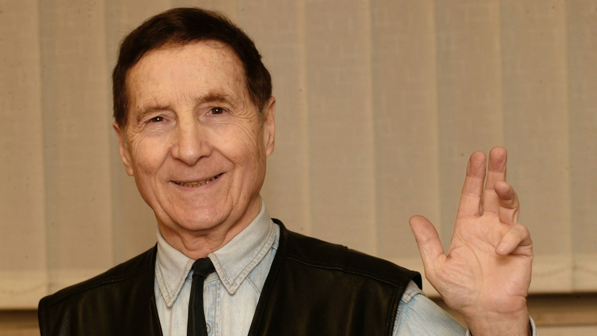 Der österreichische Entertainer Freddy Quinn winkt.