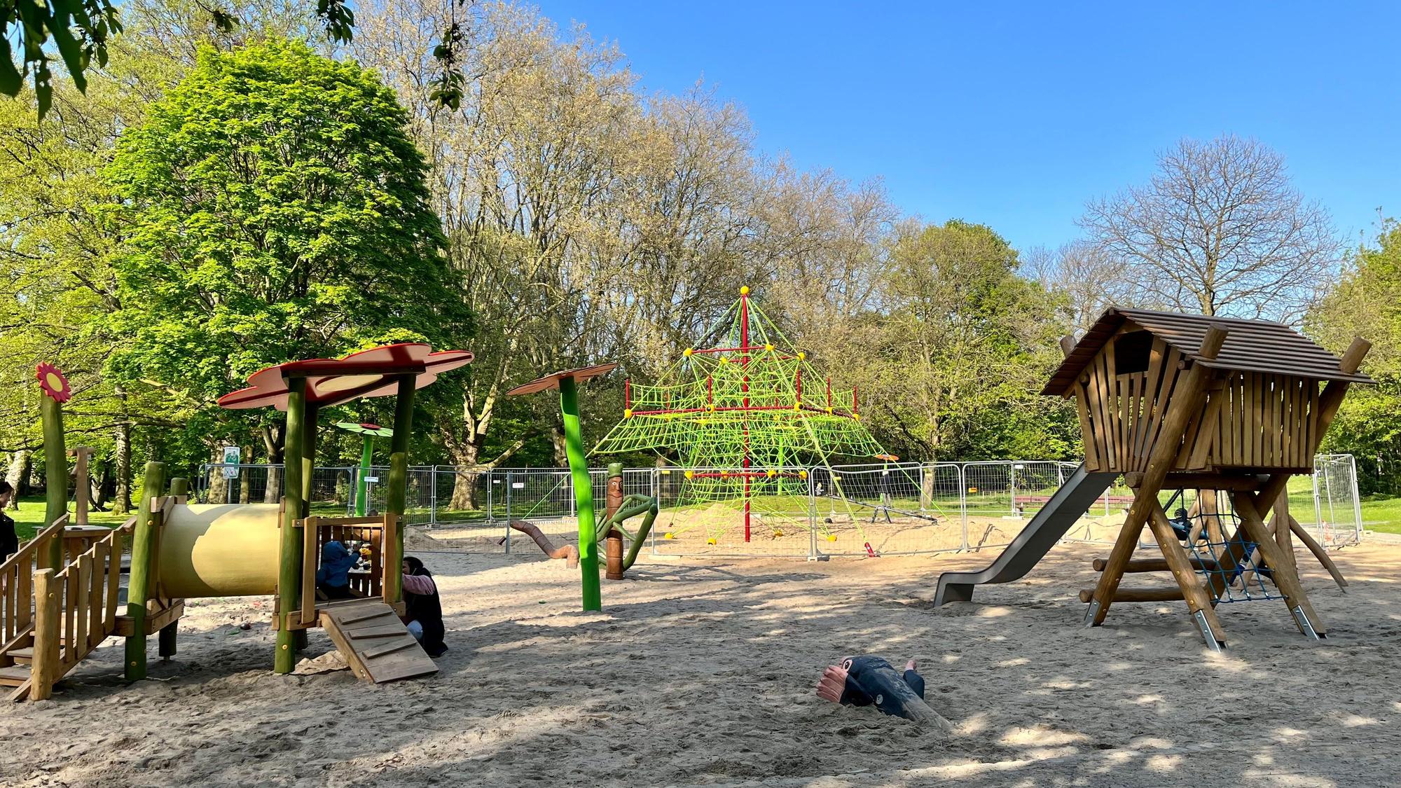 Das erneuerte, noch abgesperrte Seilspielgerät im Stadtpark Leverkusen