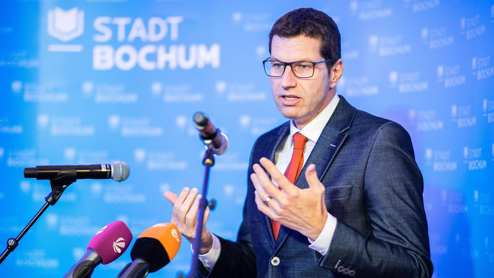 Thomas Eiskirch, Oberbürgermeister der Stadt Bochum, informiert im Rahmen einer Pressekonferenz über den Stand der Neunutzung des ehemaligen Opel-Geländes. Rund 6000 neue Arbeitsplätze sollen dort bis 2024 entstehen. +++ dpa-Bildfunk +++