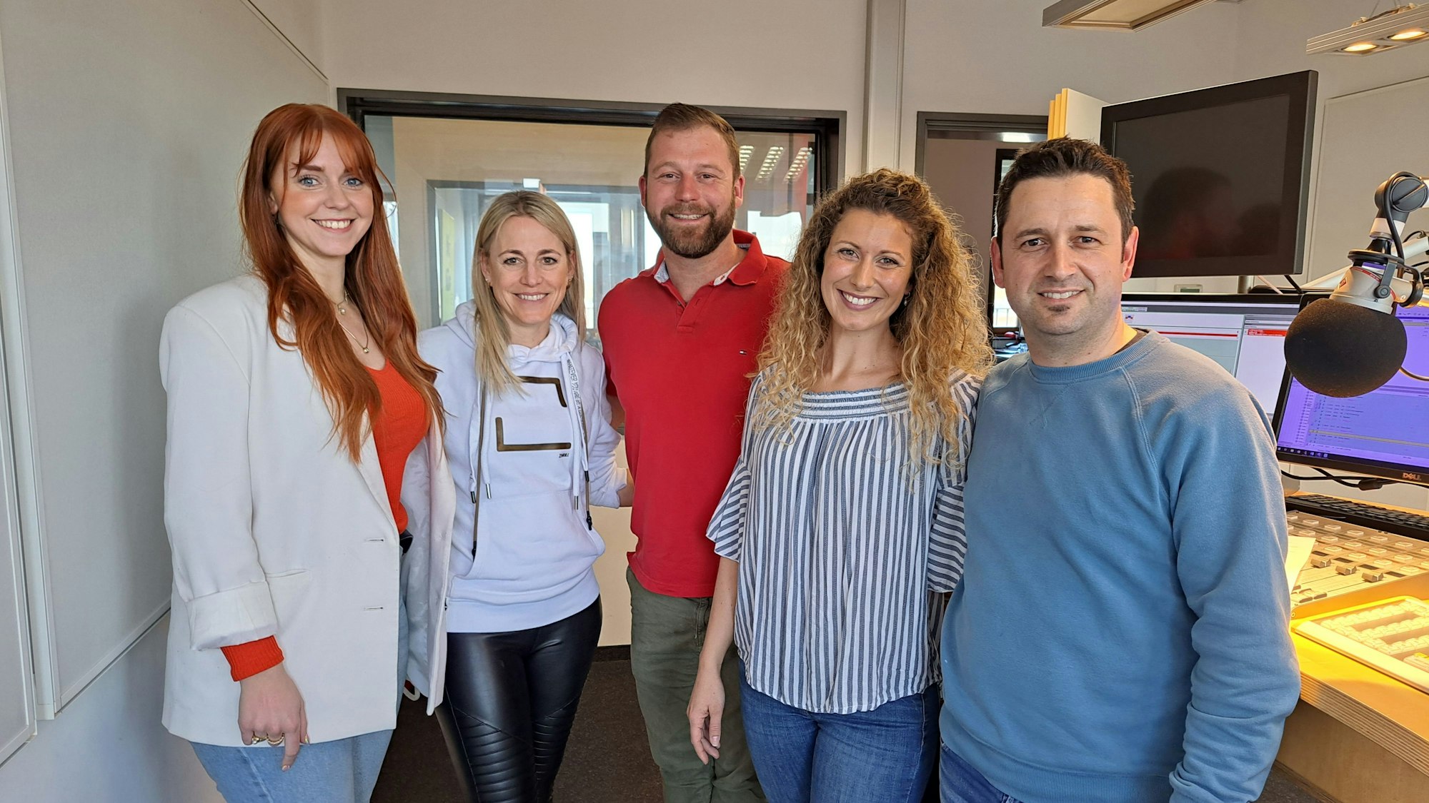 Ann-Kathrin Welter und Astrid Belle von den Palmbeachgirls, Florian Gorny, Tanzoffizier der Roten Funken, Anica Cüpper von der Traditionstanzgruppe der Hellige Knäächte un Mägde von 1823, Dominik Becker