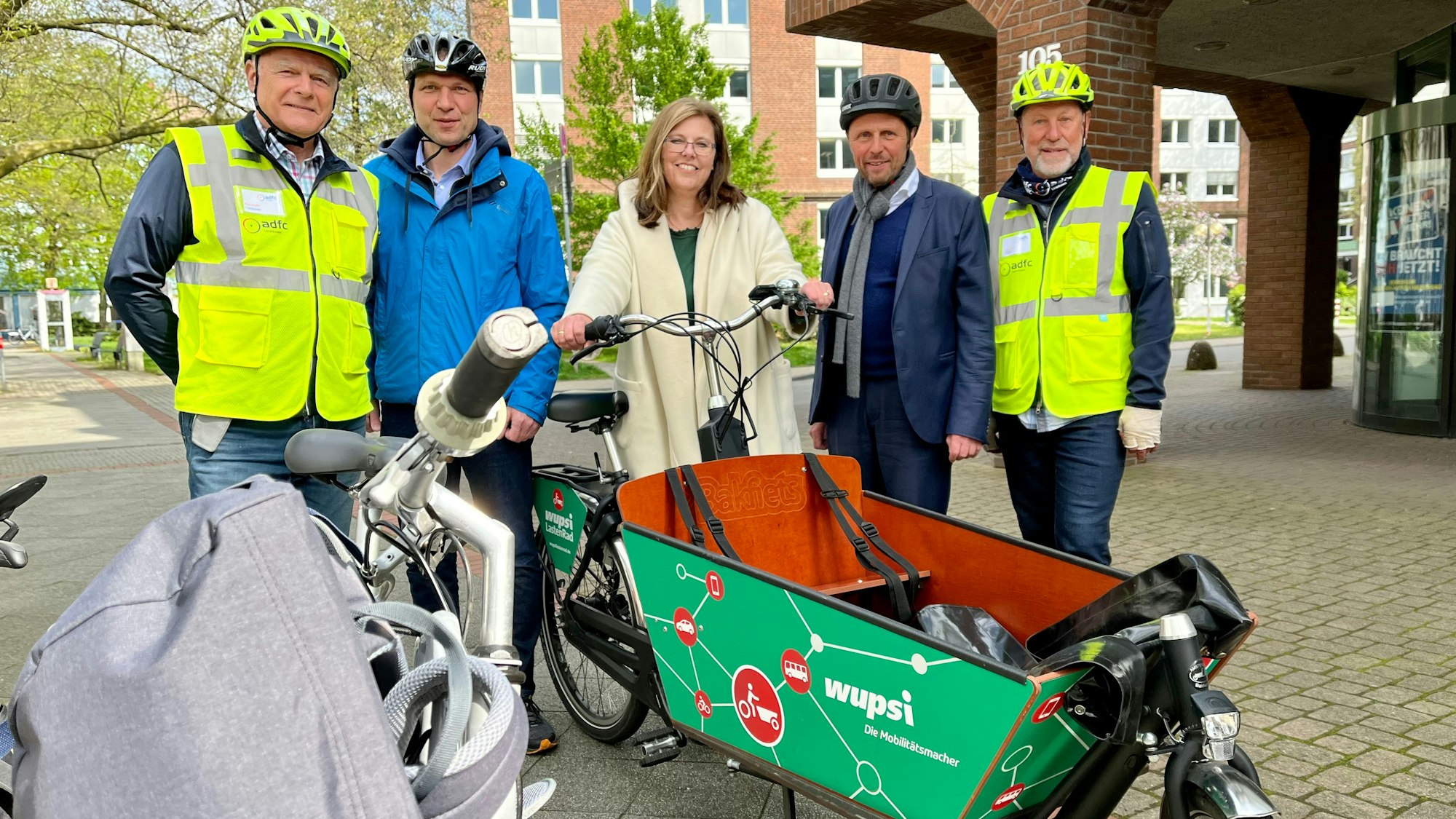 ADFC-Chef Kurt Krefft mit Umweltdezernent Alexander Lünenbach, Bettina Zimmer aus dem Fachbereich Mobilität, OB Uwe Richrath und AFDC-Vize Uwe Witte