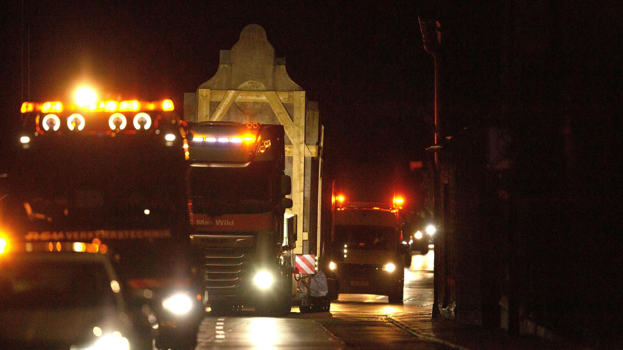 In der Nacht zu Mittwoch, 3. Mai 2023, brachte ein Schwertransport das Bürvenicher Trafohäuschen zum Freilichtmuseum nach Kommern.