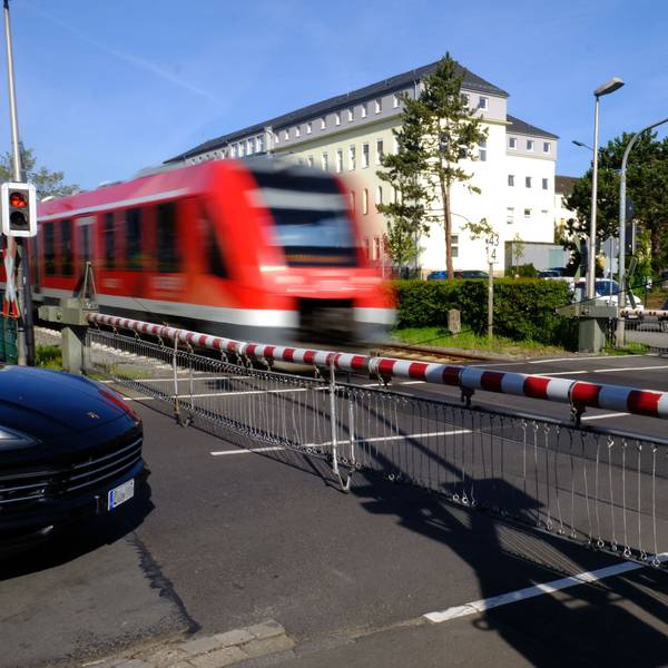 An den geschlossenen Bahnschranken am Bahnübergang in der Weierstraße in der Nähe des Krankenhauses stauen sich regelmäßig die Fahrzeuge.