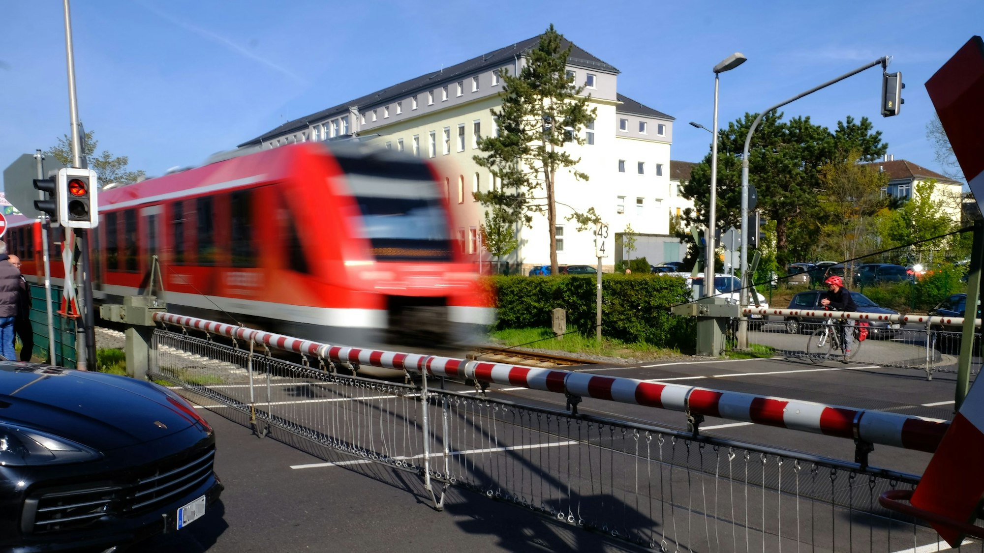 An den geschlossenen Bahnschranken (wie hier am Bahnübergang in der Weierstraße in der Nähe des Krankenhauses) stauen sich regelmäßig die Fahrzeuge.