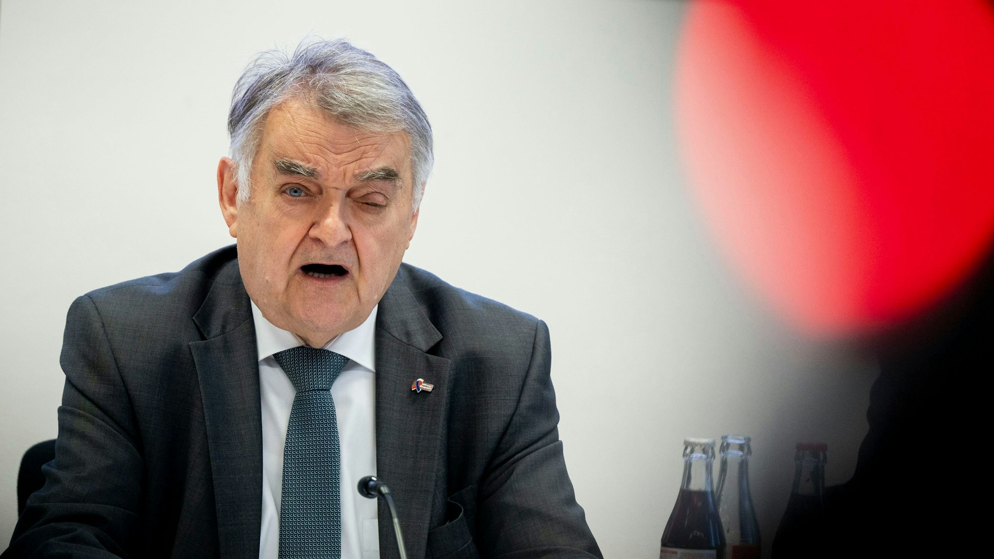 Herbert Reul (CDU), Innenminister von Nordrhein-Westfalen, sitzt bei einer Pressekonferenz im LKA Düsseldorf und spricht.