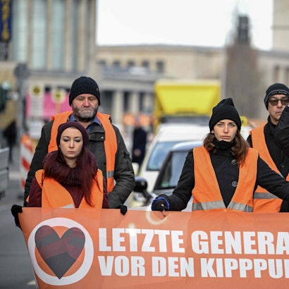 Aktivistinnen und Aktivisten der Gruppe „Letzte Generation“ bei einer Protestaktion in Berlin. Das Unternehmen Ökoworld will nun Strafen für Klebe-Proteste der Aktivisten übernehmen. (Archivbild)