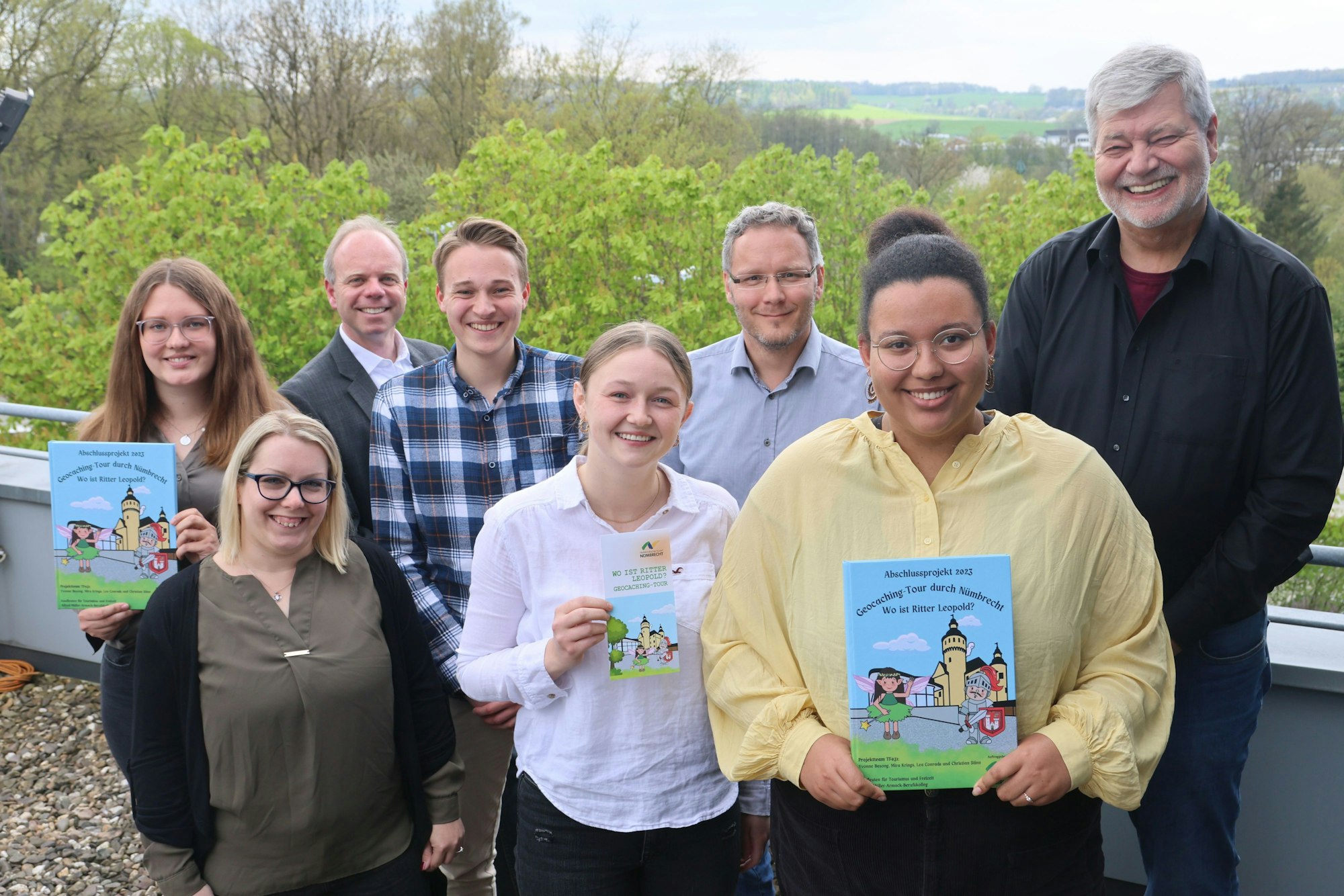 Das vierköpfige Projektteam stellte die neue Tour gemeinsam mit Rathausmitarbeitern vor.