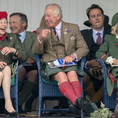Prinzessin Anne (l), die Princess Royal, und Charles, Prinz von Wales, lachen während ihres Besuchs des Braemar Royal Highland Gathering im Princess Royal and Duke of Fife Memorial Park