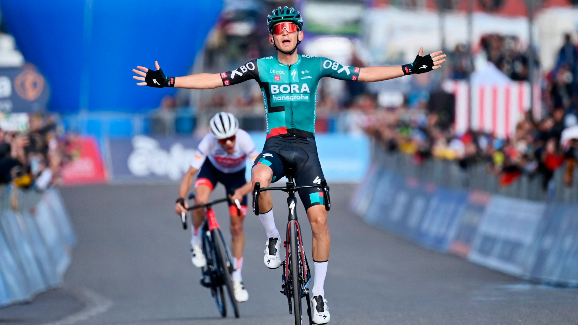 Jubelnd reißt Lennard Kämna die Arme hoch: Der deutsche Radprofi gewinnt am 10. Mai 2022 beim Giro die Bergetappe auf dem Ätna.