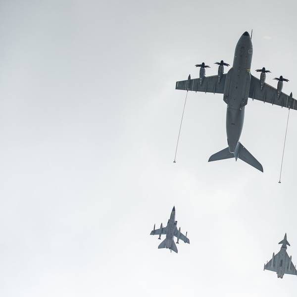 Ein Airbus A400M Transportflugzeug (o) fliegt vor einem Panavia 200 (PA-200) Tornado Mehrzweckkampfflugzeug (l) und einem Eurofighter Typhoon Mehrzweckkampfflugzeug (r) über den Fliegerhorst Wunstorf.