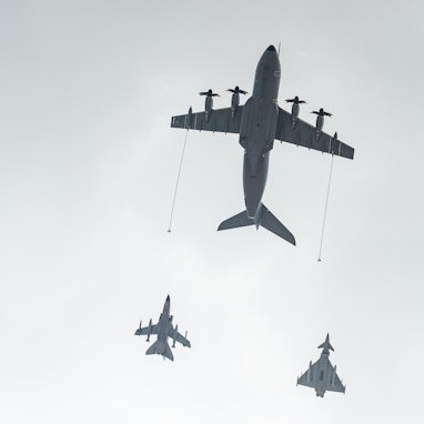 Ein Airbus A400M Transportflugzeug (o) fliegt vor einem Panavia 200 (PA-200) Tornado Mehrzweckkampfflugzeug (l) und einem Eurofighter Typhoon Mehrzweckkampfflugzeug (r) über den Fliegerhorst Wunstorf.