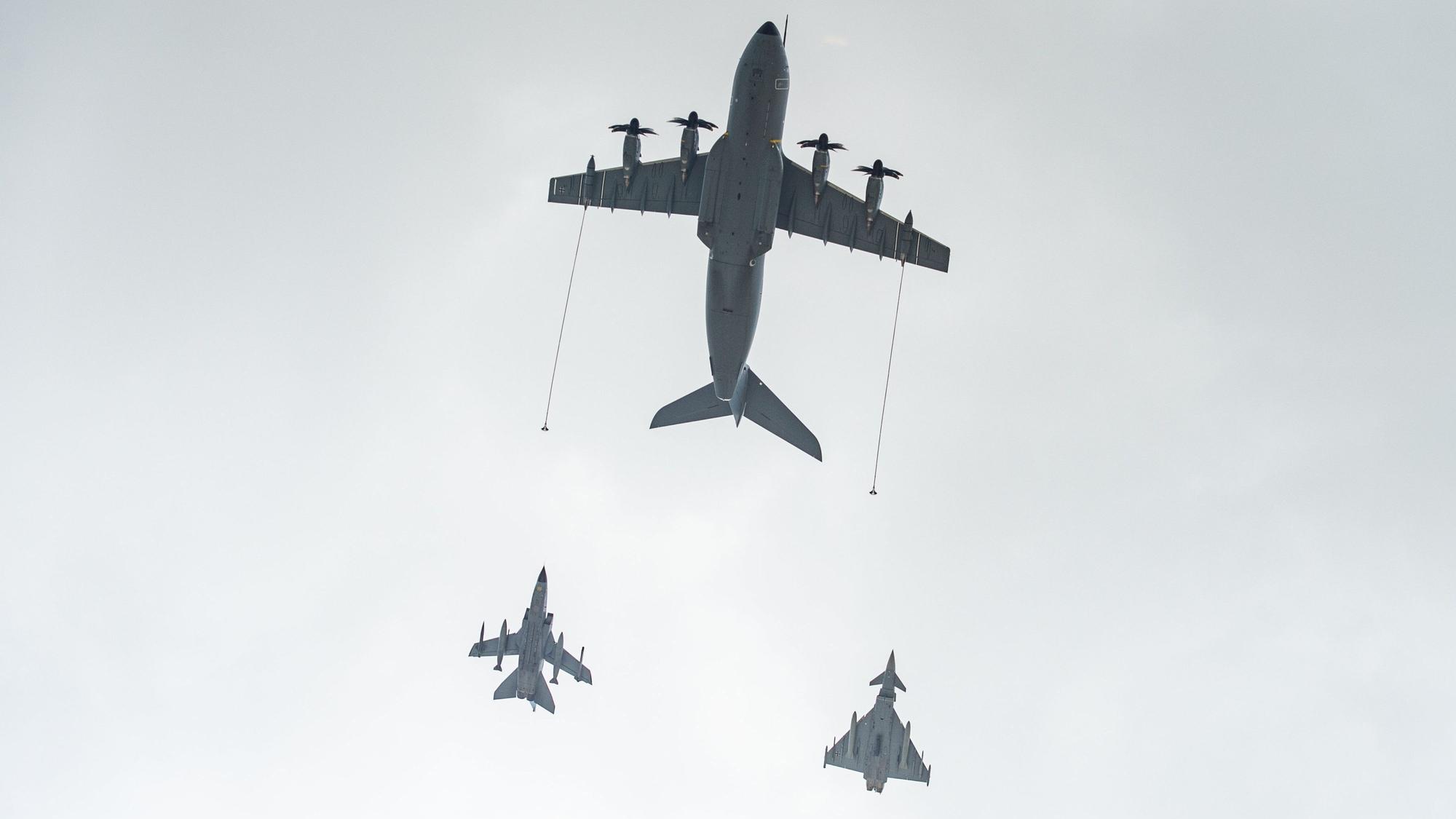 Ein Airbus A400M Transportflugzeug (o) fliegt vor einem Panavia 200 (PA-200) Tornado Mehrzweckkampfflugzeug (l) und einem Eurofighter Typhoon Mehrzweckkampfflugzeug (r) über den Fliegerhorst Wunstorf.