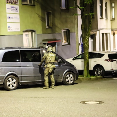 Ein Polizist steht während einer Razzia in Hagen an einem Van. Mit einem Großeinsatz in mehreren Bundesländern ist die Polizei am Mittwoch gegen Mitglieder der italienischen Mafia 'Ndrangheta vorgegangen. Deutschlandweit waren mehr als 1000 Beamtinnen und Beamte im Einsatz, darunter auch Spezialkräfte.