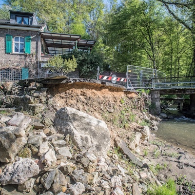 Murbachbach-Flutschaden an der Wietscher Mühle in Leichlingen. Brücke wird von der Stadt Leverkusen erneuert . Foto: Ralf Krieger