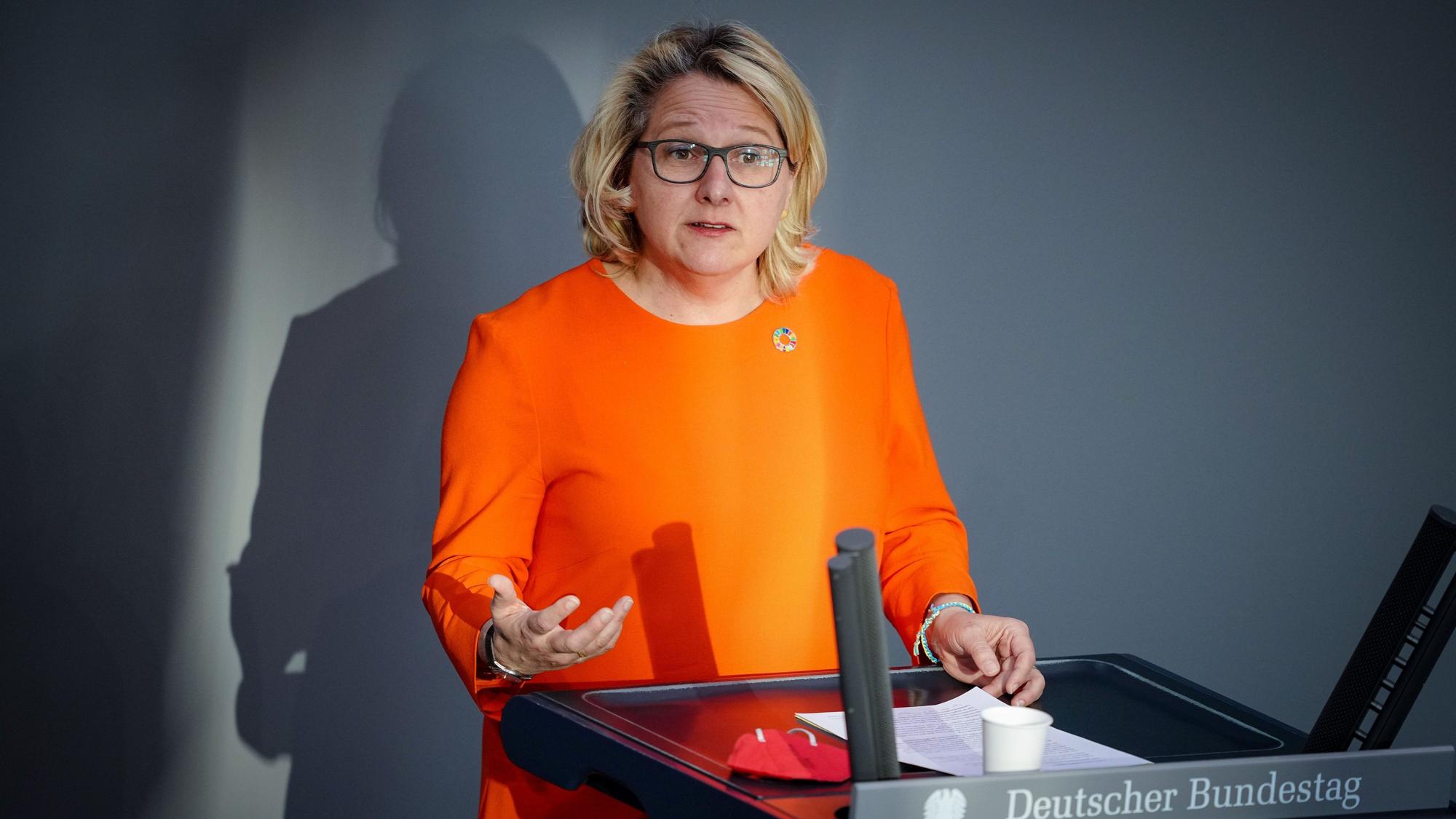 Svenja Schulze (SPD), Bundesministerin für wirtschaftliche Zusammenarbeit und Entwicklung, spricht in der Haushaltsdebatte im Bundestag.