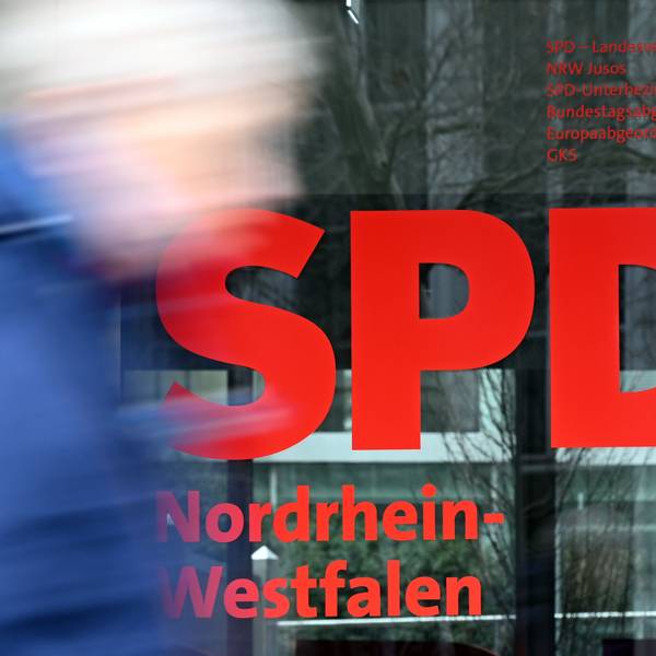 Eine Passantin geht an der Zentrale der SPD-Nordrhein-Westfalen vorbei. Die großen Parteien CDU und SPD in Nordrhein-Westfalen verlieren weiter Tausende Mitglieder. Die SPD NRW schrumpfte 2022 um rund 4000 Mitglieder und zählte Ende des Jahres noch etwa 91.000 Genossen und Genossinnen mit Parteibuch. Die CDU hatte Ende 2022 noch 113 220 Mitglieder - ein Verlust von 2780 Mitgliedern (minus 2,4 Prozent) im Verlauf des Jahres. +++ dpa-Bildfunk +++