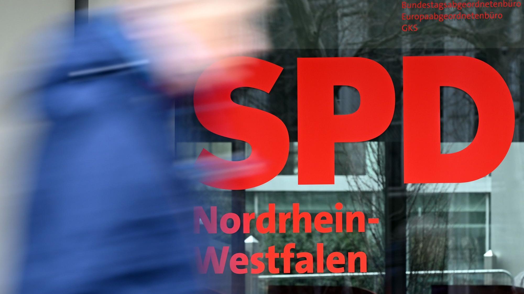 Eine Passantin geht an der Zentrale der SPD-Nordrhein-Westfalen vorbei. Die großen Parteien CDU und SPD in Nordrhein-Westfalen verlieren weiter Tausende Mitglieder. Die SPD NRW schrumpfte 2022 um rund 4000 Mitglieder und zählte Ende des Jahres noch etwa 91.000 Genossen und Genossinnen mit Parteibuch. Die CDU hatte Ende 2022 noch 113 220 Mitglieder - ein Verlust von 2780 Mitgliedern (minus 2,4 Prozent) im Verlauf des Jahres. +++ dpa-Bildfunk +++