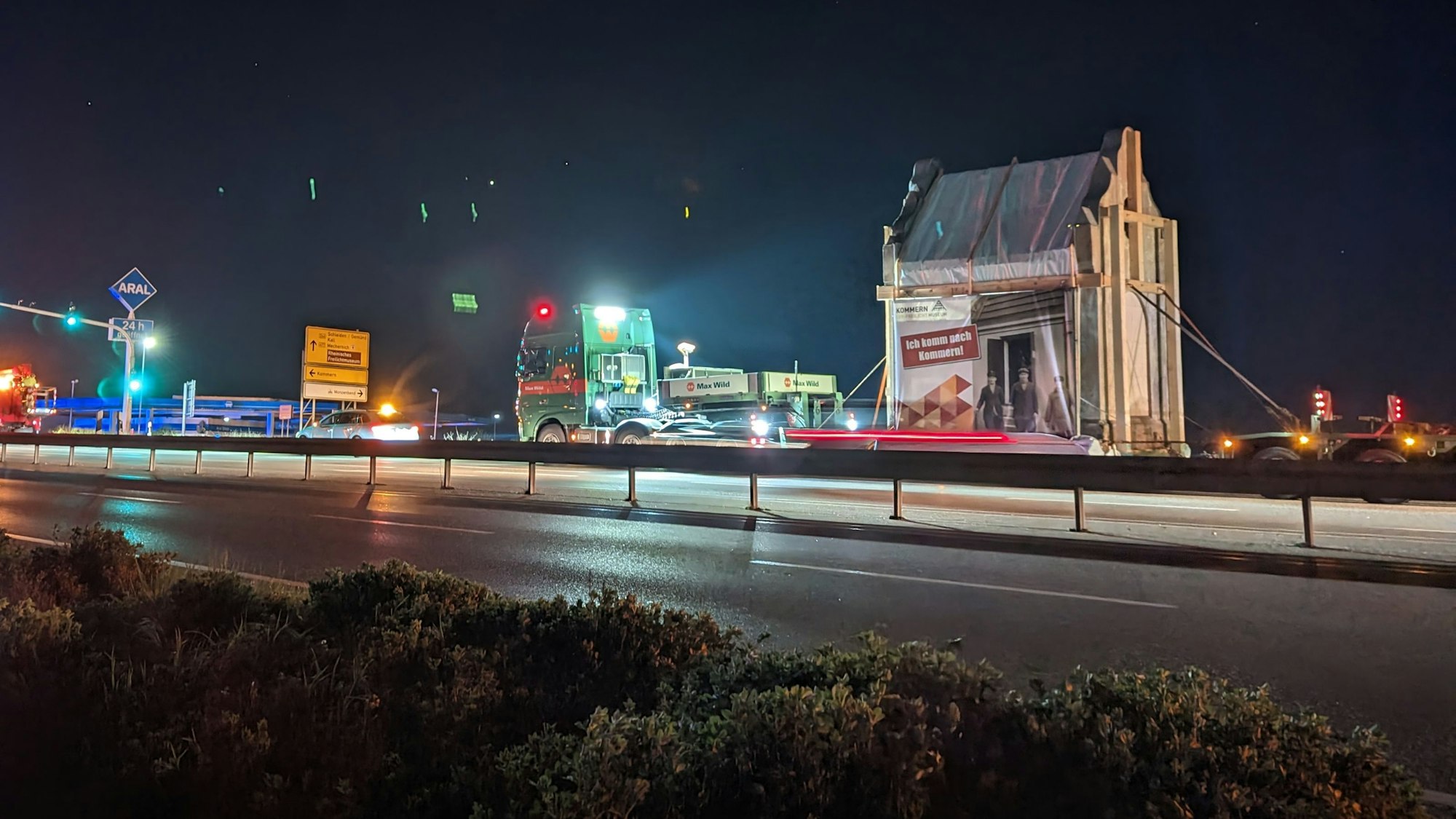 Ein Schwertransport brachte das Bürvenicher Trafohäuschen zum Freilichtmuseum nach Kommern.