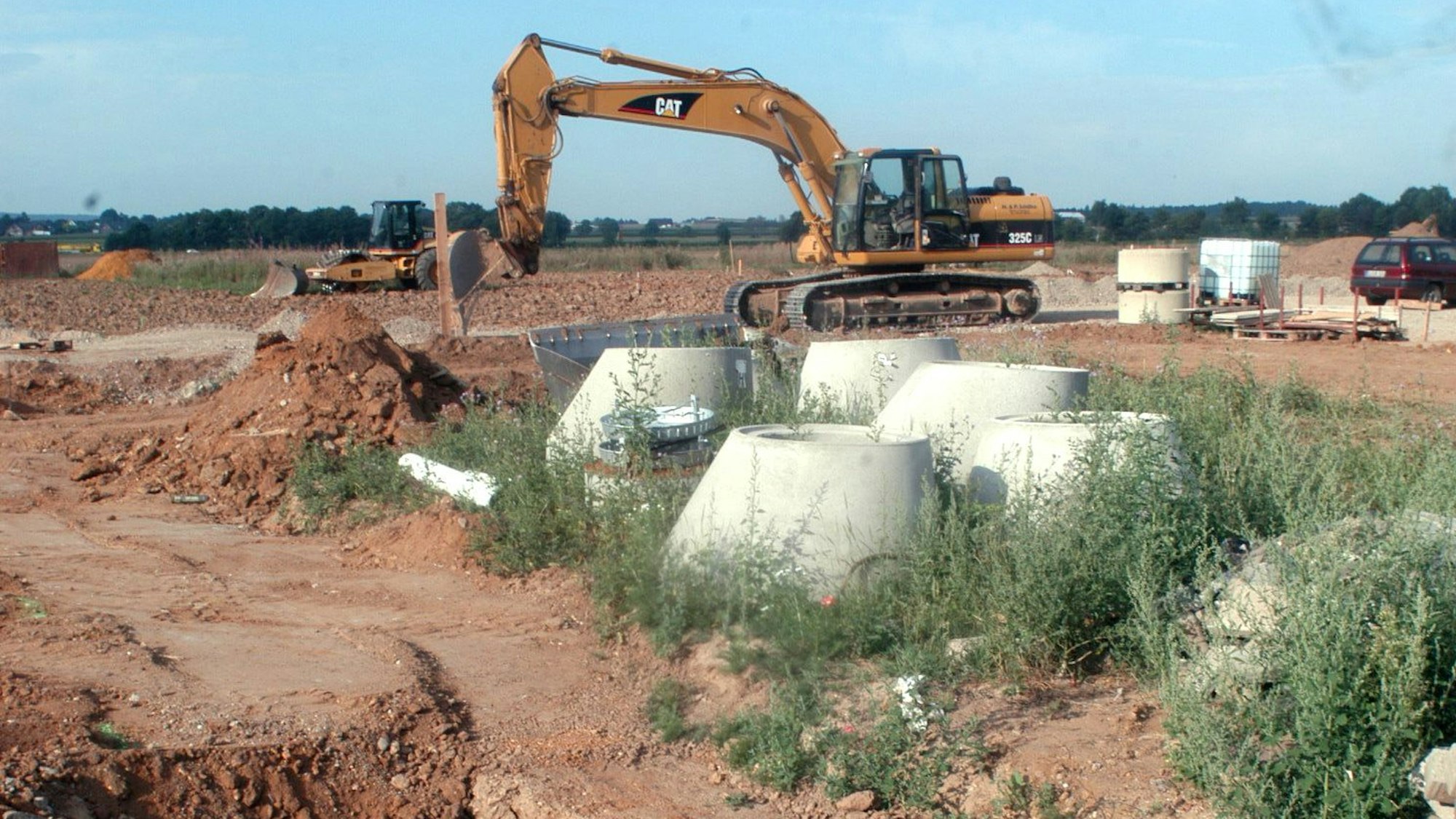 Ein Bagger steht in einem Baugebiet in Euskirchen-Flamersheim.