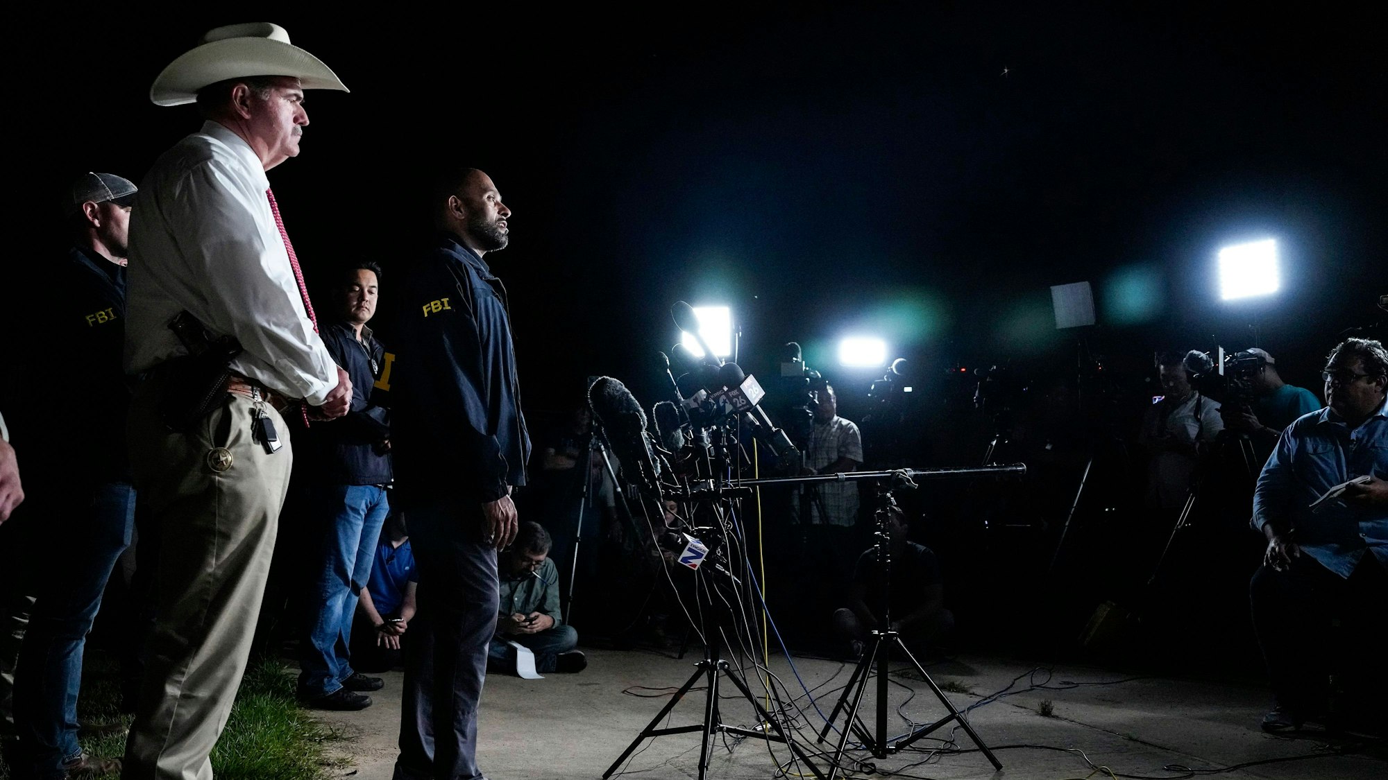 San Jacinto County Sheriff Greg Capers und Special Agent in Charge Jimmy Paul sprechen mit Medienvertretern.