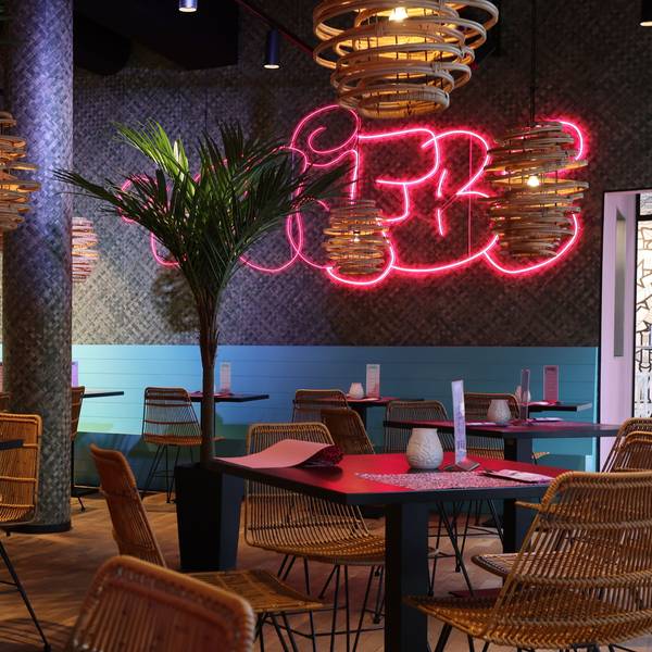 In der Vegan Junk Food Bar am Kölner Hohenzollernring ist alles aufs Fotografieren und Posten ausgerichtet – ein Trend in der Gastro-Szene.