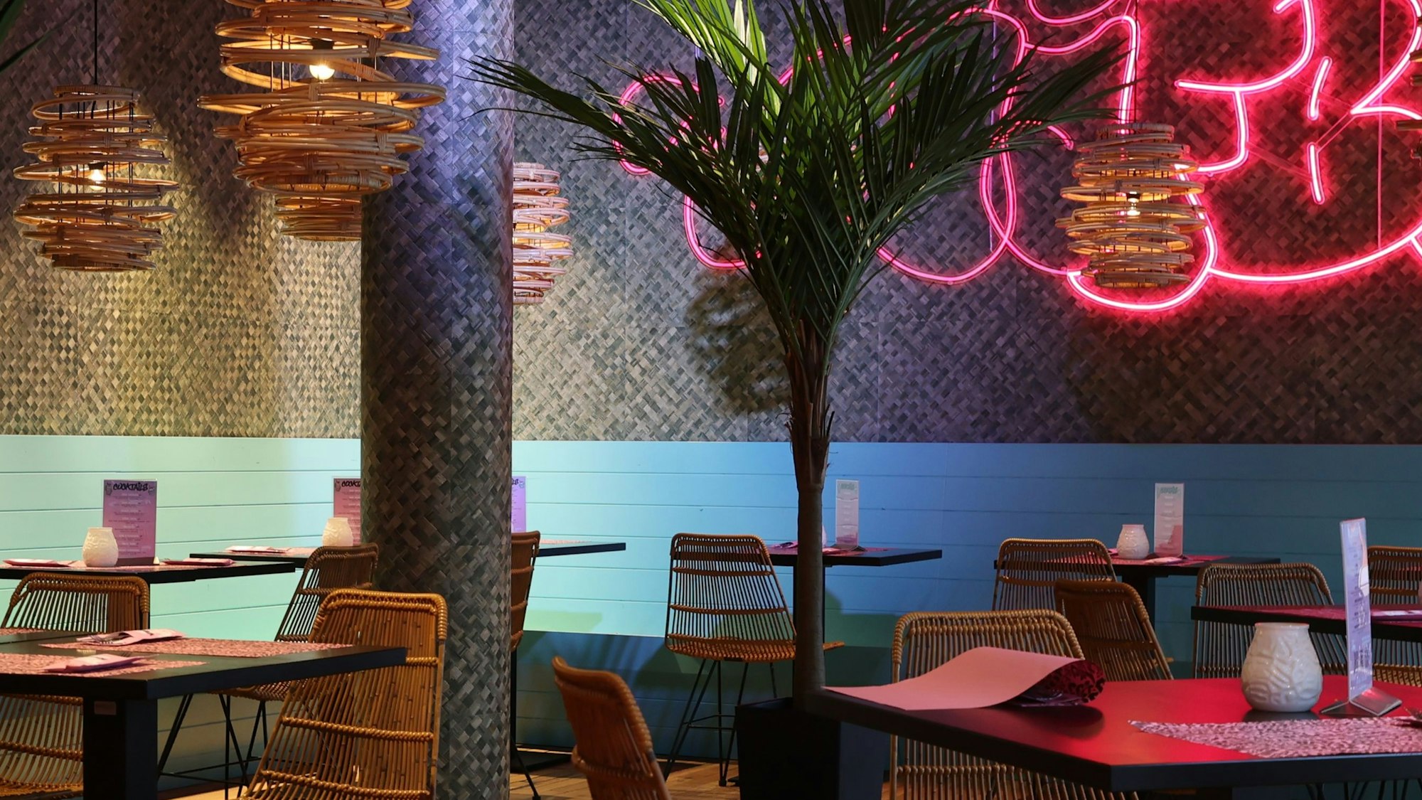 In der Vegan Junk Food Bar am Kölner Hohenzollernring ist alles aufs Fotografieren und Posten ausgerichtet – ein Trend in der Gastro-Szene.